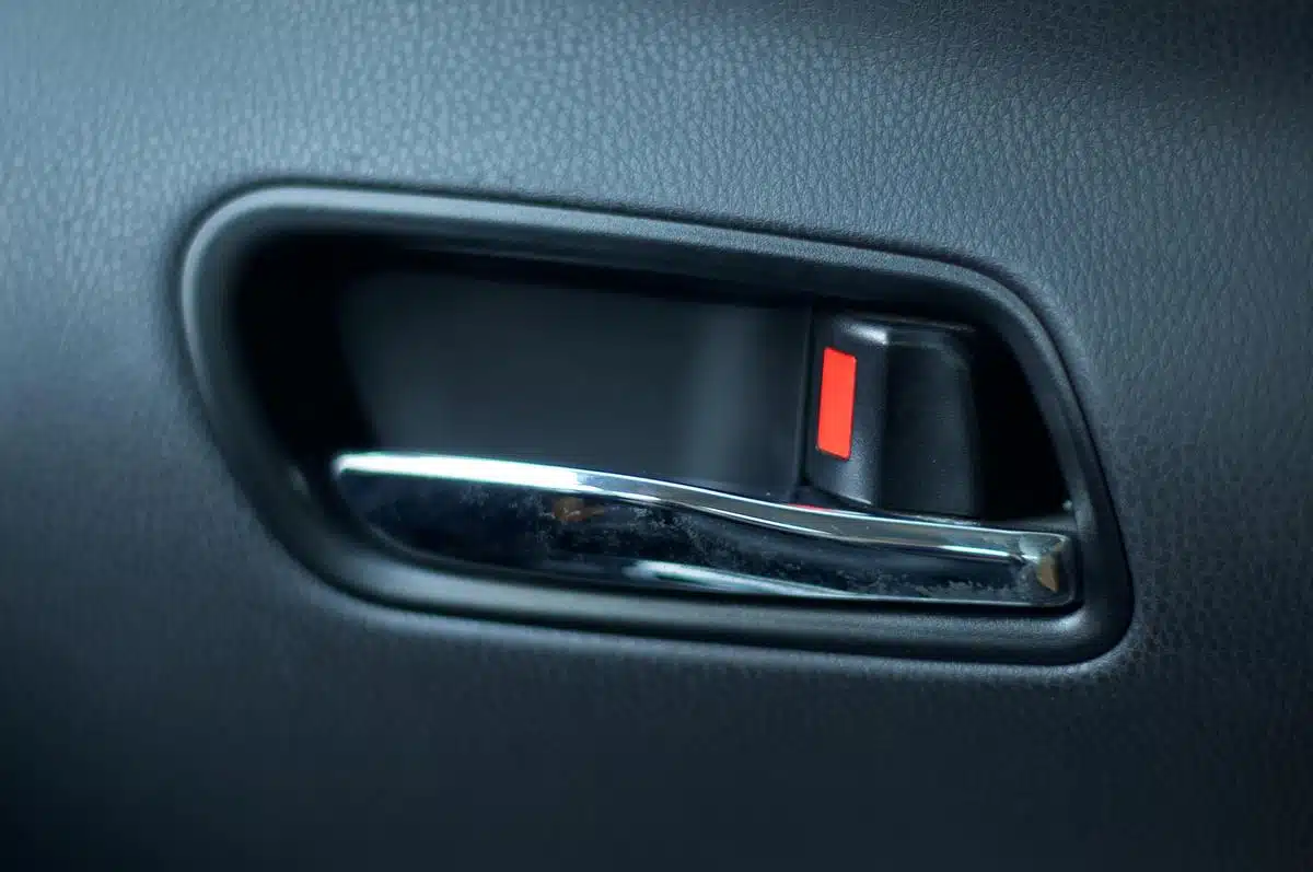 car door lock actuator working properly